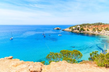 Cala d 'Hort körfezinde, İbiza adası, İspanya' nın güzel mavi deniz suyuyla yelken açan tekneler.