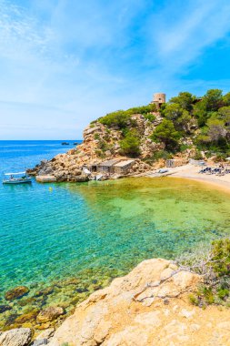 Zümrüt yeşili deniz suyuyla güzel Cala Carbo Koyu manzarası, İbiza Adası, İspanya