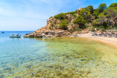 Zümrüt yeşili deniz suyuyla güzel Cala Carbo Koyu manzarası, İbiza Adası, İspanya