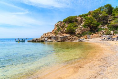Zümrüt yeşili deniz suyuyla güzel Cala Carbo Koyu manzarası, İbiza Adası, İspanya
