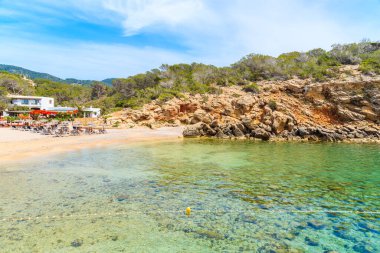 Zümrüt yeşili deniz suyuyla güzel Cala Carbo Koyu manzarası, İbiza Adası, İspanya