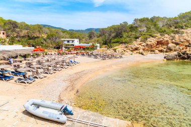 CALA CARBO, IBIZA Adası- 19 Mayıs 2017: Cala Carbo, İbiza Adası, İspanya sahillerindeki tekne ve restoranlar.