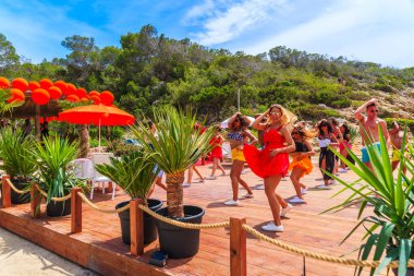 IBIZA Adaları, İspanya - 17 Mayıs 2017 İbiza Adası 'nın güzelliği hakkında kısa bir film çekmek için Cala Carbo' daki sahil restoranının terasında dans eden gençler.