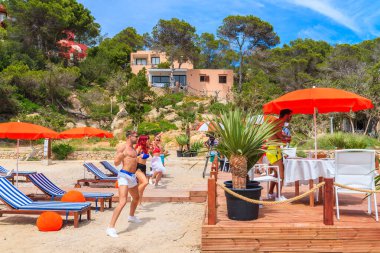 IBIZA Adaları, İspanya - 17 Mayıs 2017 İbiza Adası 'nın güzelliği hakkında kısa bir film çekmek için Cala Carbo' daki sahil restoranının terasında dans eden gençler.