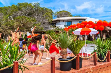 IBIZA Adaları, İspanya - 17 Mayıs 2017 İbiza Adası 'nın güzelliği hakkında kısa bir film çekmek için Cala Carbo' daki sahil restoranının terasında dans eden gençler.