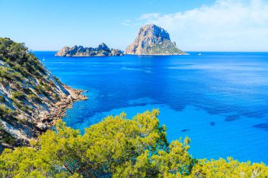 Güzel mavi deniz suyuyla Cala d 'Hort Körfezi manzarası ve İbiza Adası, İspanya' da Es Vedra adası.