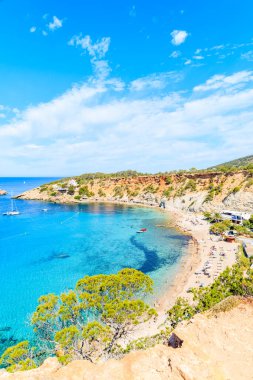 İspanya 'nın İbiza adasında güzel mavi deniz suyuyla Cala d' Hort Körfezi manzarası