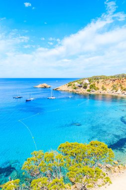 İspanya 'nın İbiza adasında güzel mavi deniz suyuyla Cala d' Hort Körfezi manzarası