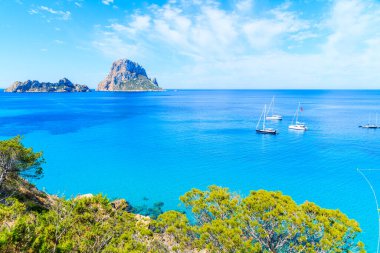 Güzel mavi deniz suyuyla Cala d 'Hort Körfezi manzarası ve İbiza Adası, İspanya' da Es Vedra adası.