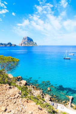 Güzel mavi deniz suyuyla Cala d 'Hort Körfezi manzarası ve İbiza Adası, İspanya' da Es Vedra adası.