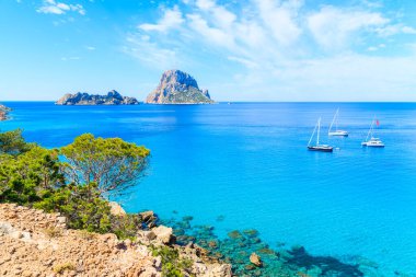 Güzel mavi deniz suyuyla Cala d 'Hort Körfezi manzarası ve İbiza Adası, İspanya' da Es Vedra adası.