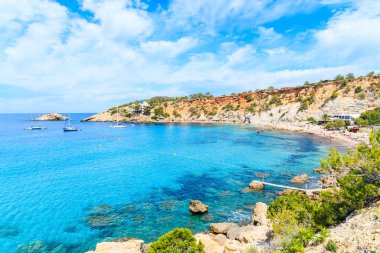 İspanya 'nın İbiza adasında güzel mavi deniz suyuyla Cala d' Hort Körfezi manzarası