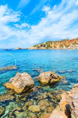 İspanya 'nın İbiza adasında güzel mavi deniz suyuyla Cala d' Hort plajı manzarası.