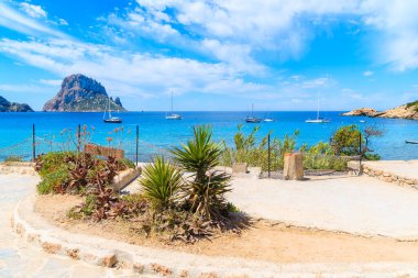 Cala d 'Hort sahilindeki sahil bölgesi güneşli yaz günü, İbiza adası, İspanya