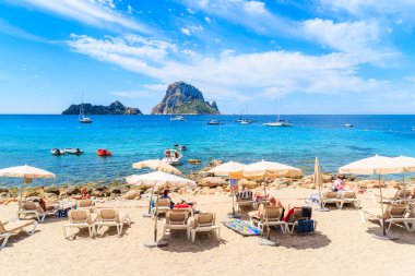 IBIZA Adası, İspanya - 18 Mayıs 2017: İspanya 'nın İbiza adası Cala d' Hort 'un cennet plajında güneşlenen turistler.