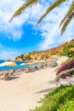 IBIZA Adaları, İspanya - 18 Mayıs 2017: İspanya 'nın İbiza adası, İbiza' da Cala d 'Hort' un cennet gibi plajlarının manzarası.