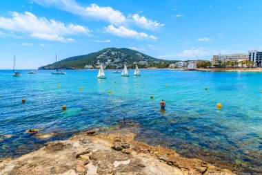 İspanya, İbiza 'daki Santa Eularia plajında suda duran kimliği belirsiz bir adam.