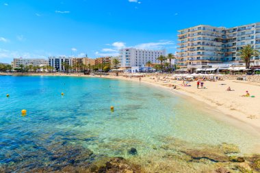 IBIZA Adası, İspanya - 18 Mayıs 2017: Santa Eularia plajında güneşlenen turistler, İbiza Adası, İspanya.