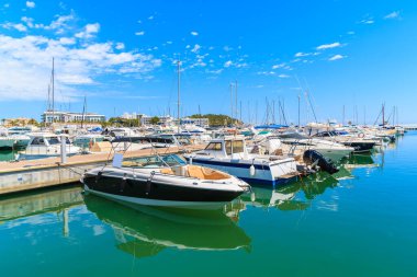 Lüks motor ve yelkenli tekneler Santa Eularia 'da demirliyor modern marina, İbiza adası, İspanya