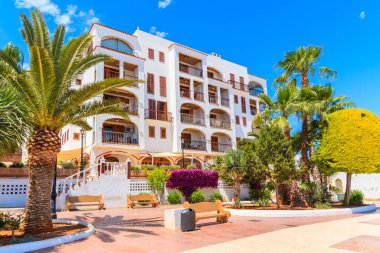 Santa Eularia kasabası, İbiza Adası 'ndaki geleneksel İspanyol tarzı binalarda gezinti güvertesi ve daireler.