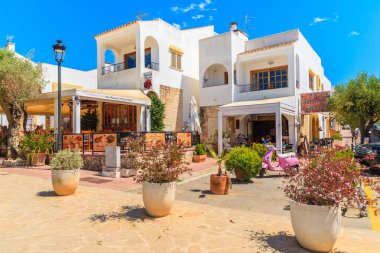 IBIZA Adaları, İspanya - 18 Mayıs 2017: Sant Carles de Peralta köyündeki geleneksel restoran inşaatı ve açık hava terası, İbiza Adası, İspanya.