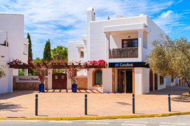 IBIZA ISLAND, İspanya - 18 Mayıs 2017: İspanya 'nın İbiza adası, İbiza' da beyazlatılmış evleri olan tipik Sant Carles de Peralta köyü mimarisi.