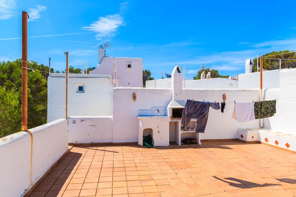 Portinatx kasabası, İbiza Adası, İspanya 'daki tipik beyaz tarzı dairelerin çatısında çamaşırhane asılı.