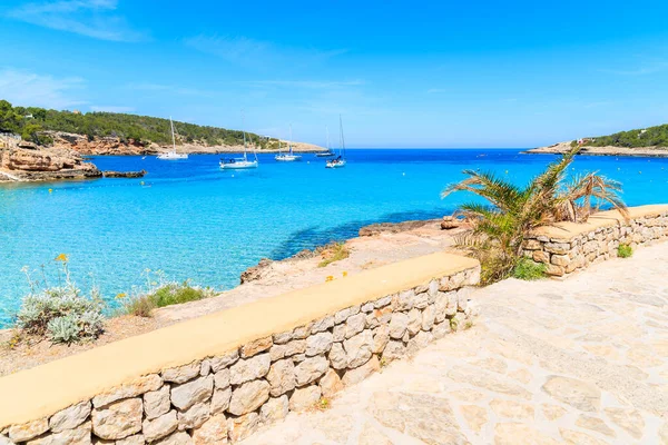 İspanya, İbiza 'daki Cala Portinatx Körfezi' ndeki güzel sahil ve mavi deniz manzarası