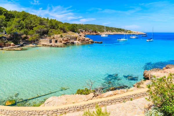 Cala Portinatx plajı ve İbiza adası kıyı şeridi manzarası