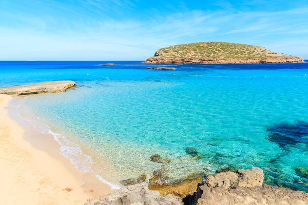 Masmavi sulara su, Ibiza Adası, İspanya ile güzel Cala Comte kumsal