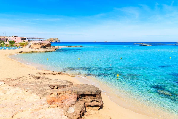 Masmavi sulara su, Ibiza Adası, İspanya ile güzel Cala Comte kumsal