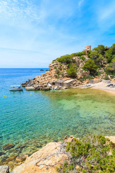 Zümrüt yeşili deniz suyuyla güzel Cala Carbo Koyu manzarası, İbiza Adası, İspanya