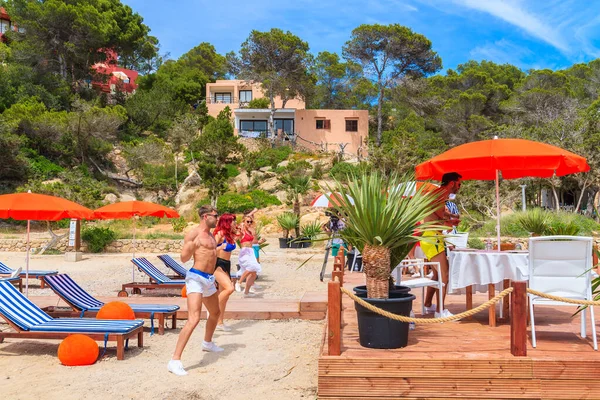 IBIZA Adaları, İspanya - 17 Mayıs 2017 İbiza Adası 'nın güzelliği hakkında kısa bir film çekmek için Cala Carbo' daki sahil restoranının terasında dans eden gençler.