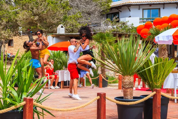 IBIZA Adaları, İspanya - 17 Mayıs 2017 İbiza Adası 'nın güzelliği hakkında kısa bir film çekmek için Cala Carbo' daki sahil restoranının terasında dans eden gençler.