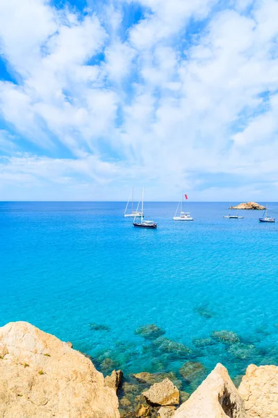 Cala d 'Hort körfezi manzarası güzel mavi deniz suyunda yelkenli tekneler, İbiza adası, İspanya