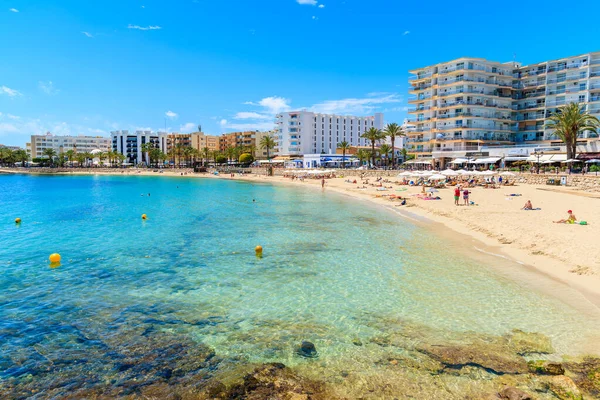 IBIZA Adası, İspanya - 18 Mayıs 2017: Santa Eularia plajında güneşlenen turistler, İbiza Adası, İspanya.