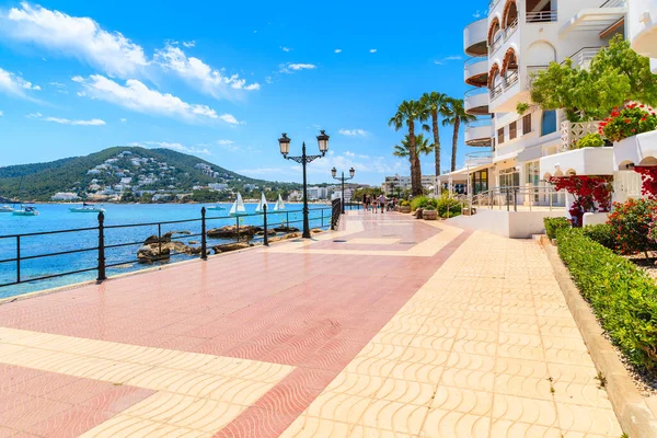 İspanya 'nın İbiza adasındaki Santa Eularia kasabasında deniz kıyısında gezinti.