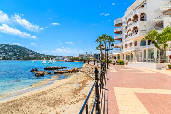 IBIZA Adaları, İspanya - 18 Mayıs 2017: Santa Eularia kasabası, İbiza adası, İspanya.