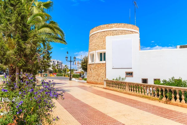 Santa Eularia limanında kıyı gezisi, İbiza adası, İspanya