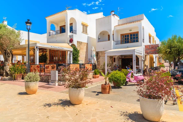 IBIZA Adaları, İspanya - 18 Mayıs 2017: Sant Carles de Peralta köyündeki geleneksel restoran inşaatı ve açık hava terası, İbiza Adası, İspanya.