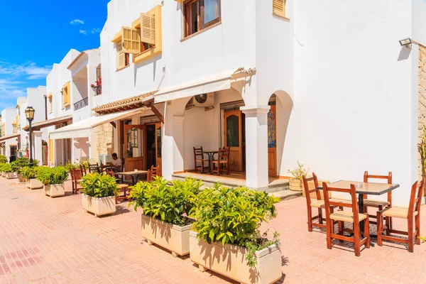 IBIZA ISLAND, İspanya - 18 Mayıs 2017: İspanya 'nın İbiza adası, İbiza' da beyazlatılmış evleri olan tipik Sant Carles de Peralta köyü mimarisi.