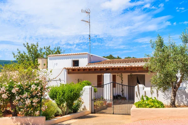 Sant Carles de Peralta köyündeki tipik beyaz ev, İbiza adası, İspanya