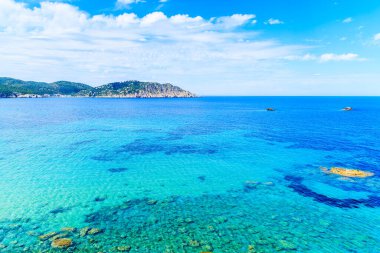 İspanya 'nın Es Figueral Körfezi' ndeki İbiza adasının kıyısında mavi deniz suyu.