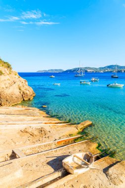 İspanya 'nın İbiza adasındaki Cala San Vicente körfezinde küçük bir balıkçı teknesi.