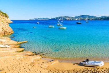 İspanya 'nın İbiza adasındaki Cala San Vicente körfezinde küçük bir sandal.
