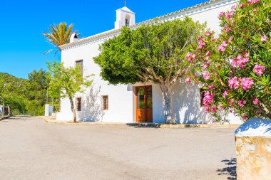 İspanya 'nın İbiza adasının kuzey kesimindeki Sant Vicent de sa Cala köyündeki tipik beyaz kilise.