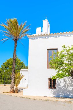 İspanya 'nın İbiza adasının kuzey kesimindeki Sant Vicent de sa Cala köyündeki tipik beyaz kilise.