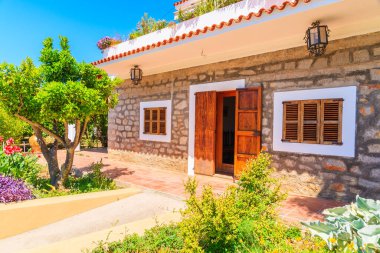 İspanya 'nın İbiza adasındaki Sant Joan de Labritja köyünde taşlardan ve bahçesinden inşa edilmiş geleneksel bir ev.