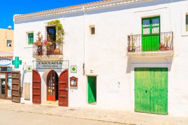IBIZA ISLAND, İspanya - 19 Mayıs 2017: İbiza adasının kırsal kesimindeki Sant Joan de Labritja köyündeki geleneksel ev ve eczane.