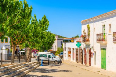 IBIZA Adaları, İspanya - 19 Mayıs 2017: İbiza adasının kırsal kesimindeki Sant Joan de Labritja köyünde geleneksel ev ve dükkanlar.